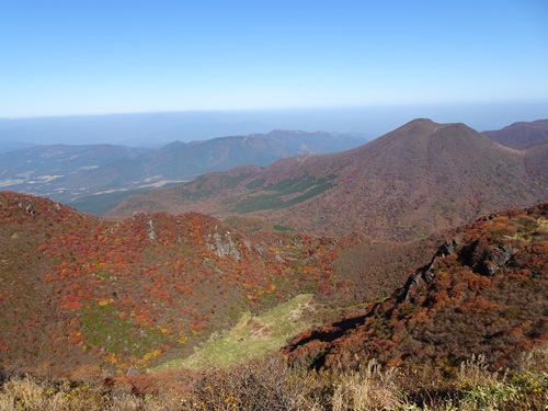 本峰から平治岳方面